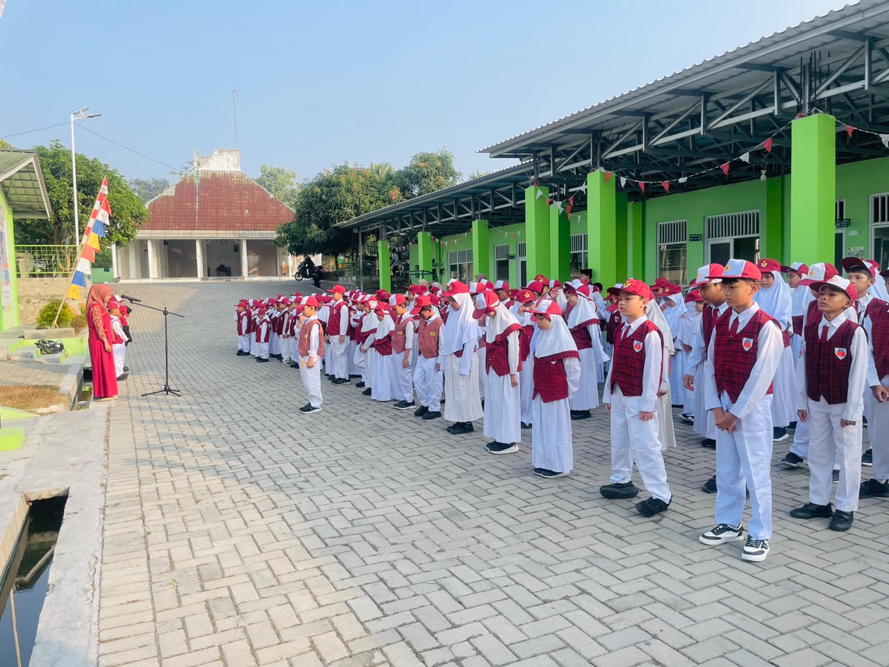 Siswa belajar di perpustakaan sekolah